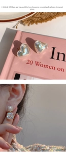 Detalle de pendientes de corazón iridiscente y cristal cuadrado para mujer