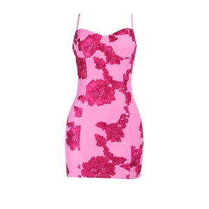 Détail de la robe rose ajustée avec broderie florale en relief et texture du tissu