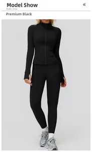 Détail d'un ensemble sport noir avec col zippé, passe-pouces et legging à taille haute