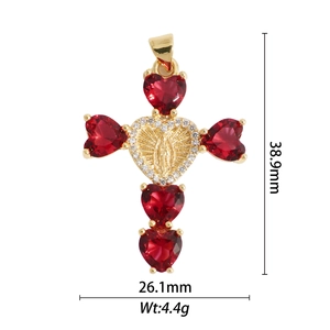 Détail du pendentif croix avec cristaux de cœur rouges et relief de la Vierge Marie