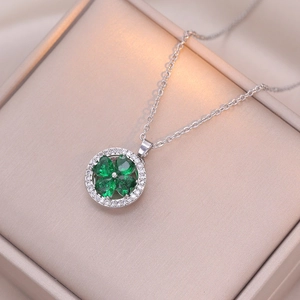 Pendentif trèfle à quatre feuilles rotatif en zircon vert et finition argent