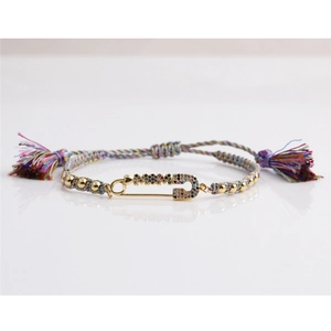 Makro-Detail des MOM-Armbands mit bunten Zirkonia und verstellbarem Webband