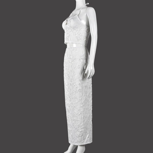 Détail du crochet en dentelle blanche sur un ensemble deux pièces avec crop top et jupe longue
