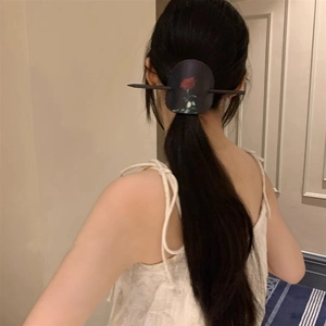 Pic à cheveux imprimé rose rétro avec cuir noir pour coiffures élégantes en queue basse