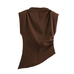 Détail du haut sans manches marron foncé avec drapés latéraux et ourlet asymétrique