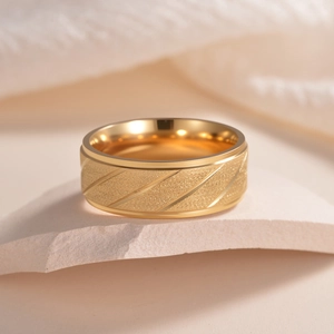 8mm Herrenring aus goldfarbenem Titanstahl mit sandgestrahlter Mattierung und Streifen