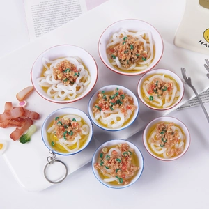 Portachiavi mini ciotola di noodle con cipollotti e peperoncino realistici su base bianca