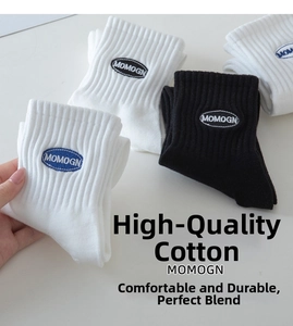 Close-up of white ribbed cotton socks featuring embroidered MOMOGN branding labels