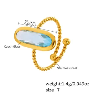 Détail de la bague torsadée en acier doré avec pierre ovale en verre tchèque bleu