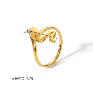 Dettaglio anello a serpente oro rosa con larghezza 1,3 cm e peso di 1,7 g