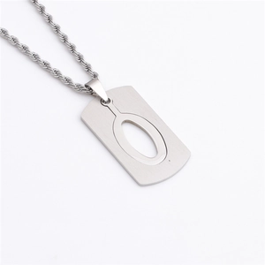 Détail macro du collier militaire en acier titane argenté avec pendentif lettre O