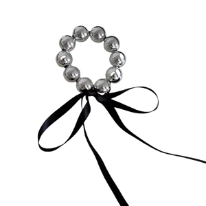 Élastique à cheveux perlé élégant avec billes argentées et long ruban en satin noir