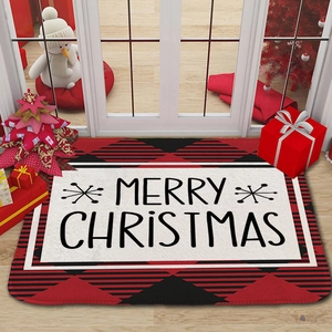 Détail du paillasson de Noël en flanelle avec bordure à carreaux rouges et noirs