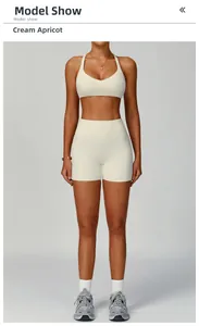 Vue de face de l'ensemble de sport femme abricot crème avec brassière et short taille haute