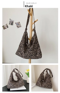 Dettaglio della borsa hobo leopardata kaki in tela con elegante tracolla annodata a mano