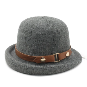 Chapeau melon tricoté gris pour femme avec sangle en similicuir brun et boucle dorée