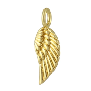Détail macro du pendentif aile dorée avec texture de plumes et boucle fixe intégrée