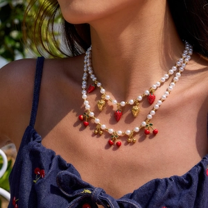 Double-layer pearl necklace with red cherry and strawberry pendants in 18K gold plated steel