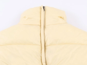 Détail du col montant et de la fermeture éclair de la veste matelassée beige