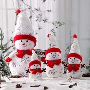 Set di quattro pupazzi di neve in peluche con sciarpe rosse per decorazioni natalizie