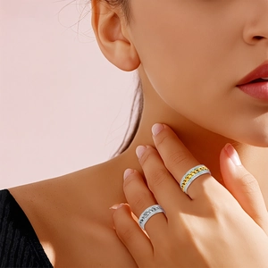 Bague chaîne rotative bicolore avec doubles rangées de diamants portée par un mannequin