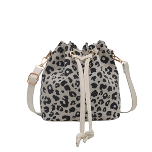 Sac seau tendance motif léopard noir et blanc avec cordon et bandoulière blanche