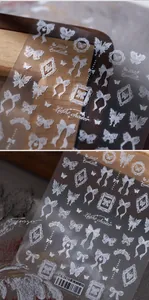 Détail de stickers 3D gaufrés blancs en forme de nœud et papillon sur plateau en bois