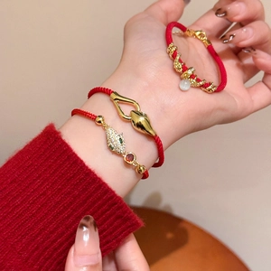 Lot de trois bracelets tressés rouges avec breloques dorées en forme de léopard et serpent
