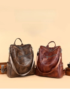 Dettaglio di zaini vintage in pelle PU con rivetti decorativi e spallacci in tela