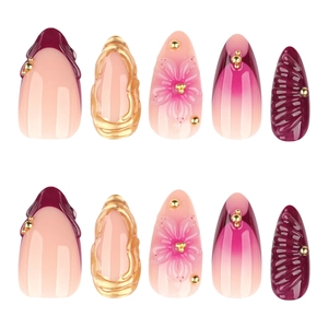 Faux ongles 3D avec fleurs, dégradé bordeaux et motifs français en relief doré