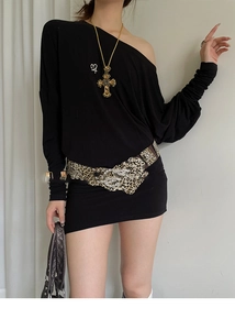 Détail d'une large ceinture léopard avec strass scintillants sur une robe noire