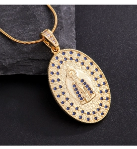 Macro di ciondolo Madonna dorato con gemme blu e catena a serpente in stile lussuoso