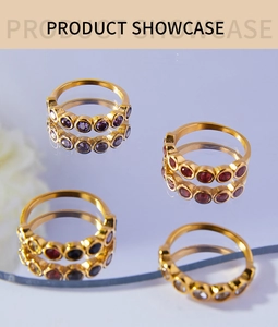 Dettaglio degli anelli in titanio placcati oro 18K con zirconi rotondi colorati