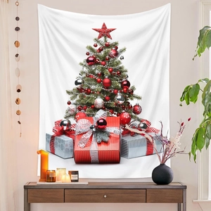 Dettaglio di un arazzo da parete con albero di Natale e regali in un interno accogliente