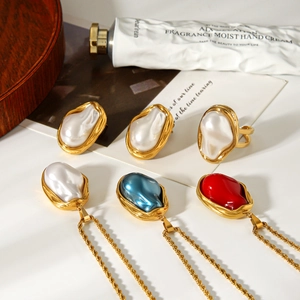 Baroque pearl pendant with twisted titanium steel chain and colorful gemstones