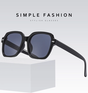 Vue latérale de lunettes de soleil carrées noires avec rivets argentés sur support