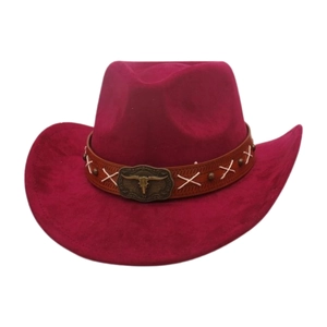 Magenta-farbener Western-Cowboyhut aus Wildleder mit dekorativer Longhorn-Schädelschnalle.
