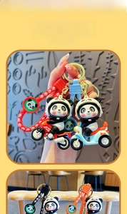 Dettaglio portachiavi panda biker con cinturino intrecciato e chiusura in metallo dorato