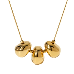 Elegante goldene Schlangenkette mit drei hohlen, kieselsteinförmigen Metallanhängern