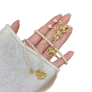 Parure de bijoux cheval en zircon et perles comprenant un bracelet et des boucles