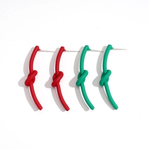 Orecchini a nodo minimalisti in rosso e verde opaco con perni in argento