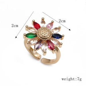 Top view of sunflower ring with multicolored zircons and 2cm diameter measurement detail