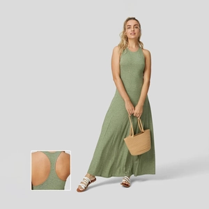 Detalle del vestido largo de punto sin mangas verde oliva que muestra diseño de espalda