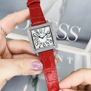 Primer plano de un reloj cuadrado de plata con diamantes y correa de cuero rojo de mujer