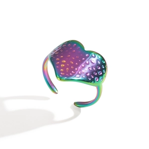 Détail macro d'une bague coeur irisée avec relief texturé et finition dégradé néon éclatant