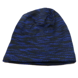 Détail du bonnet en tricot rayé bleu et noir avec une texture thermique épaisse doublée