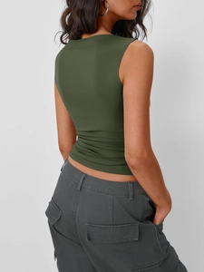 Vista posteriore del top corto senza maniche verde scuro e dei pantaloni cargo grigi