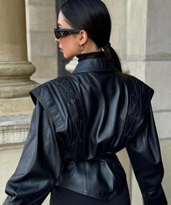 Détail du laçage au dos d'une veste en cuir noir cintrée pour un style chic et tendance