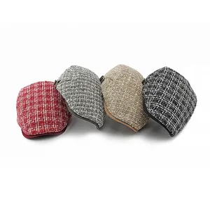 Vintage geruite petten in rood, grijs, khaki en zwart op een witte achtergrond