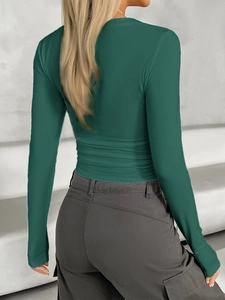 Vista posteriore della maglietta corta a maniche lunghe verde slim fit in tessuto liscio